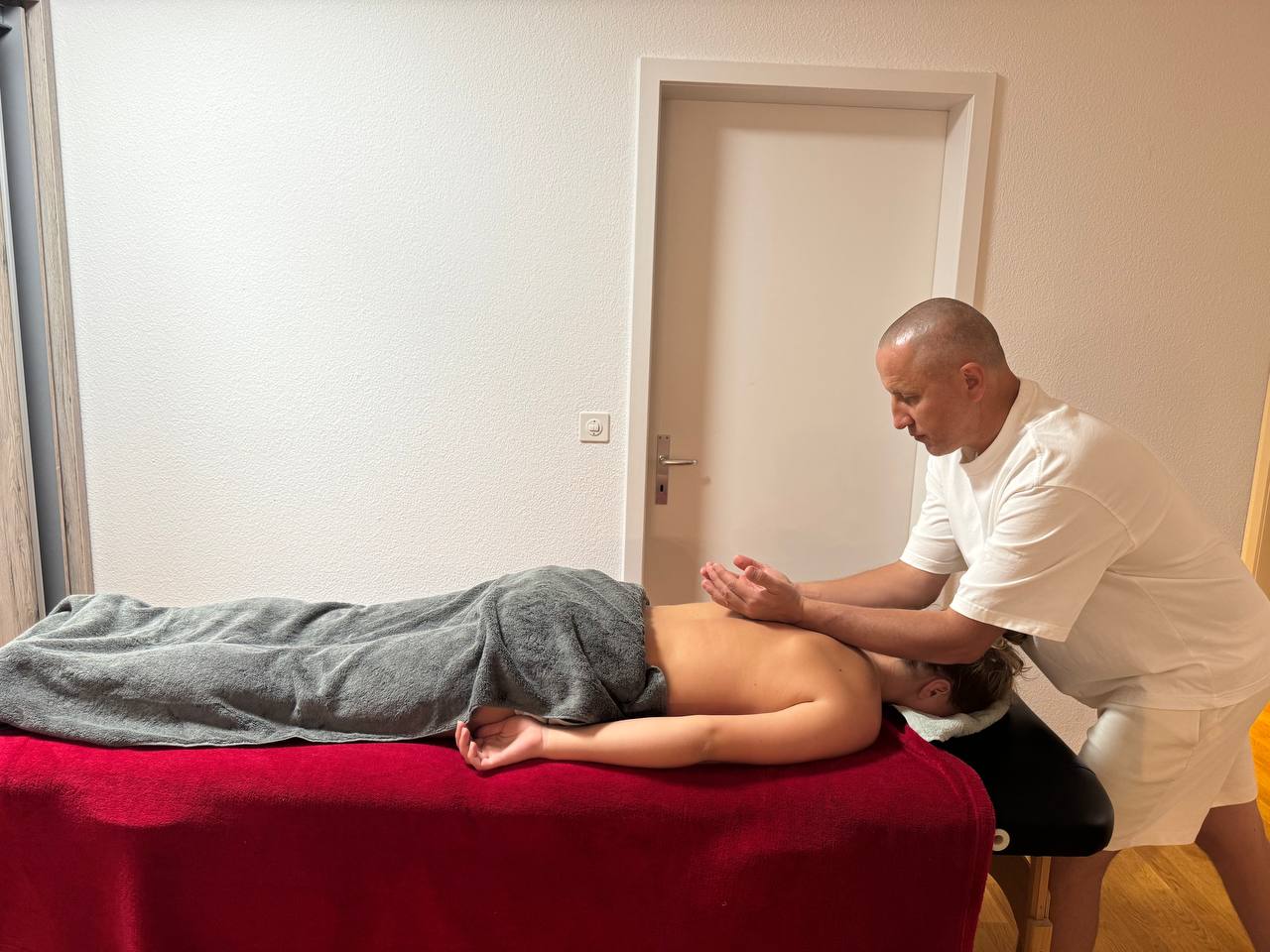 Olexander Alforov bei einer klassischen Schulter- und Rückenmassage