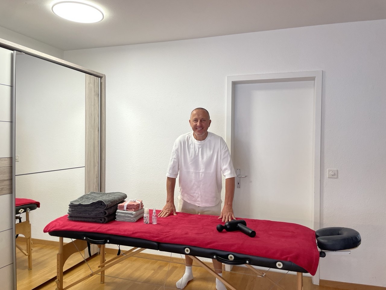 Olexander Alforov mit seiner mobilen Massageliege in Bern